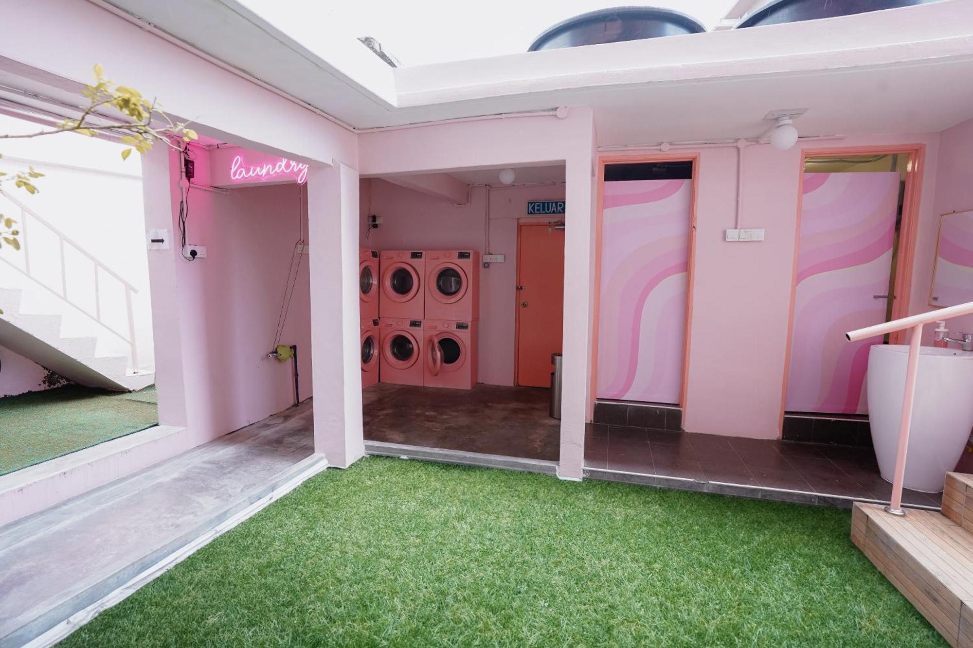 Pink Cabana Hotel George Town Extérieur photo